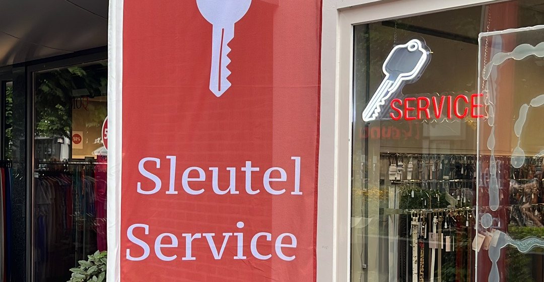 Sleutelservice bij Schoenmakerij Zeist, ingang aan de Slotlaan in Zeist